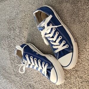Blue low-top converse